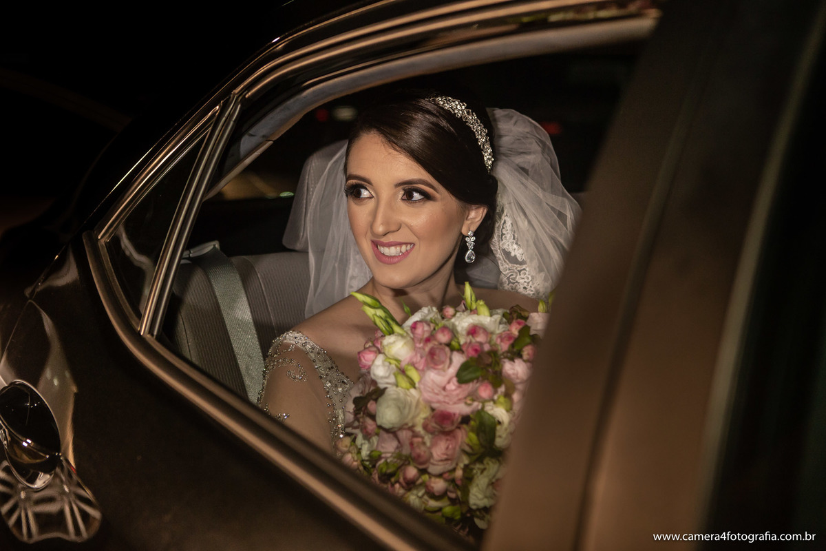 noiva no carro da noiva em frente a igreja