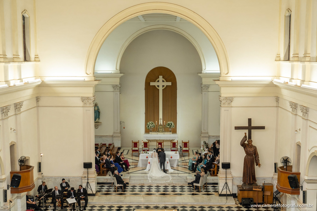 noivos no altar da igreja durante o casamento