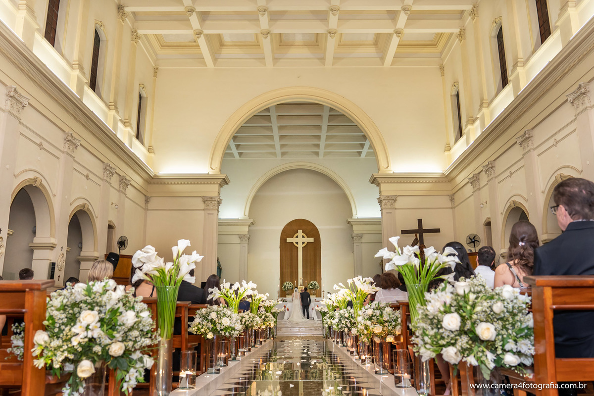 noivos no altar da igreja durante o casamento