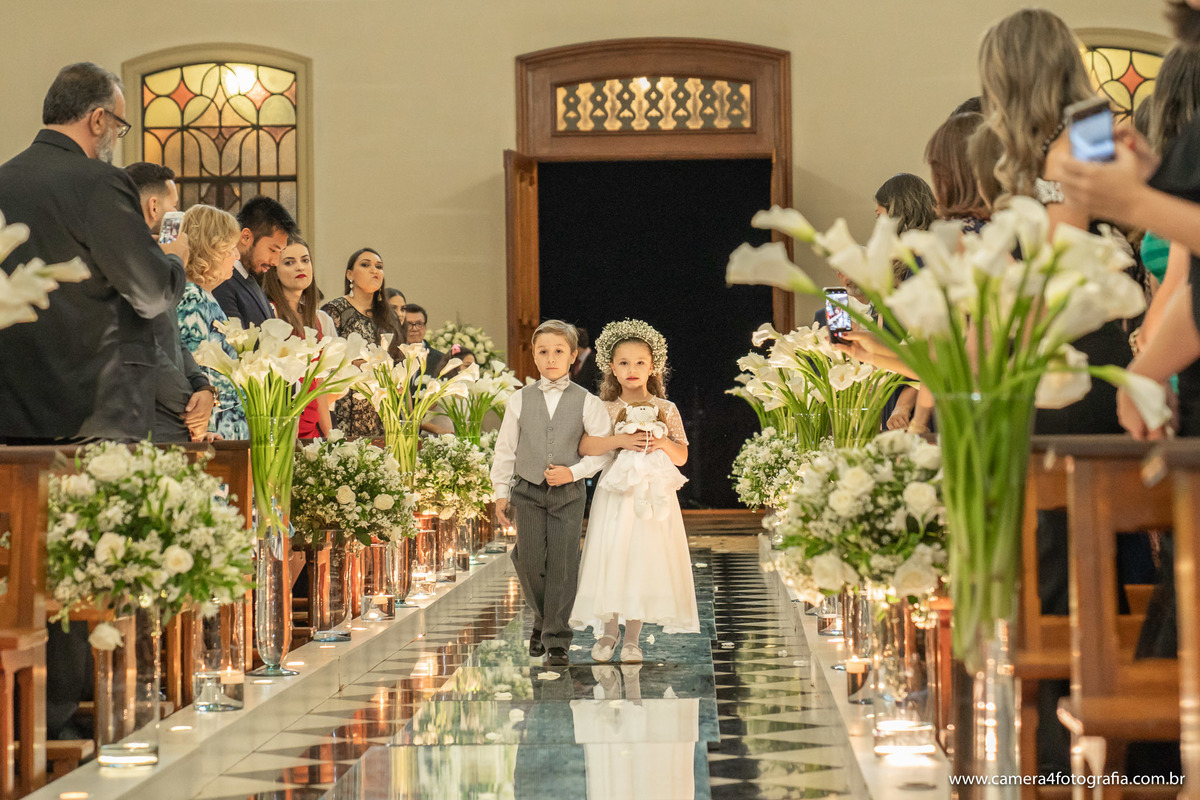 madrinhas de alianças entrando no casamento