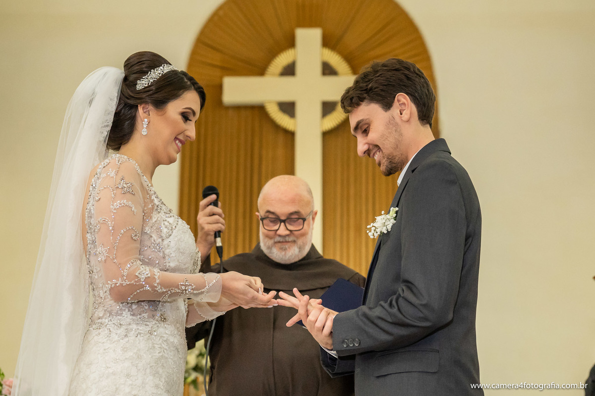 noivos trocando alianças no casamento