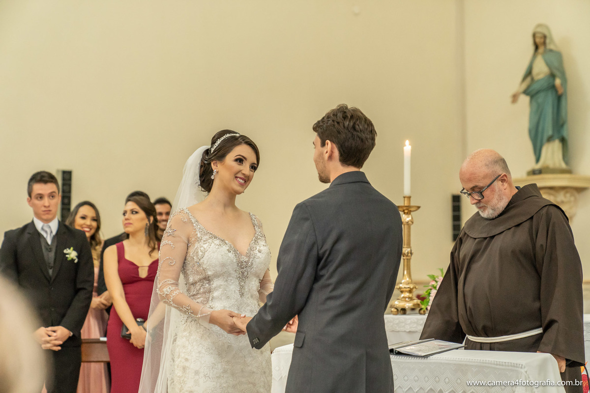 noivos recebendo as bençãos do padre no casamento