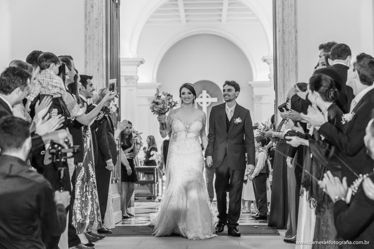 saída dos noivos da igreja no casamento