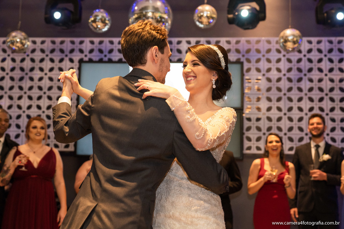 dança dos noivos na festa do casamento