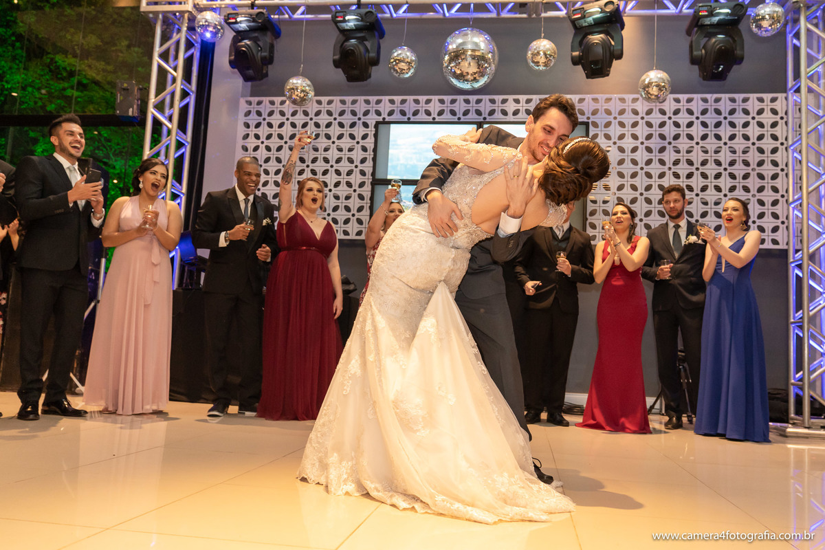 dança dos noivos na festa do casamento