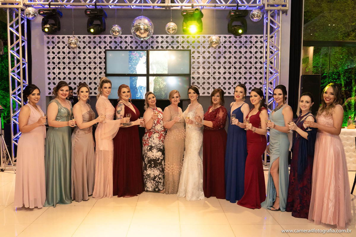 foto das madrinhas na festa do casamento