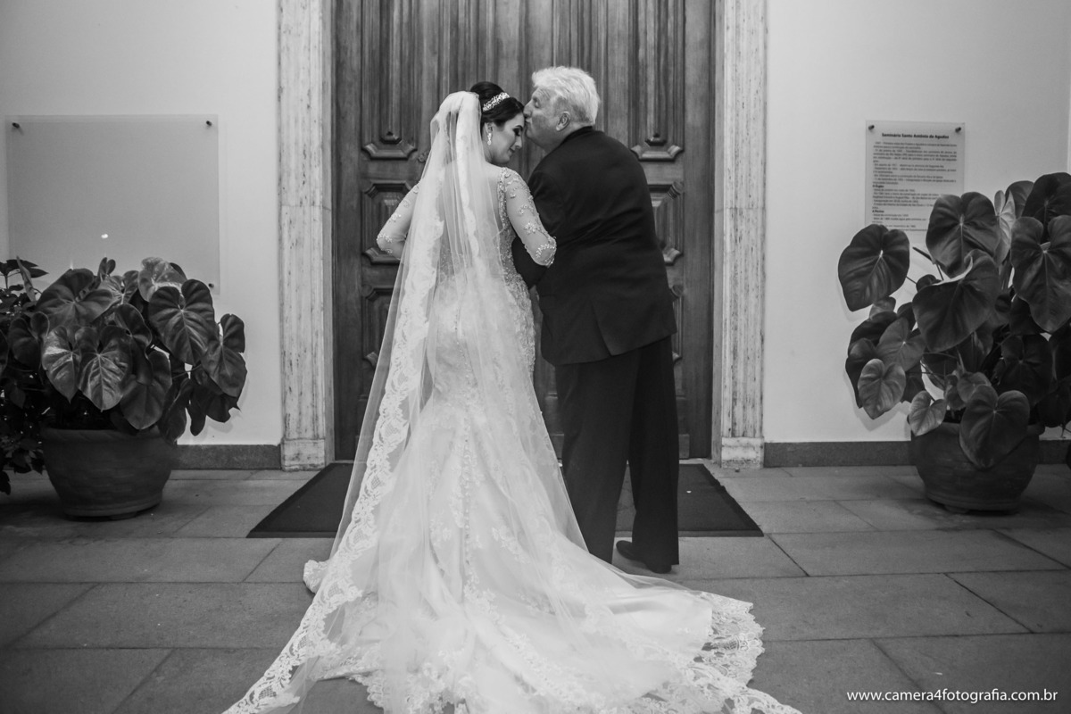 noiva entrando na igreja com o pai