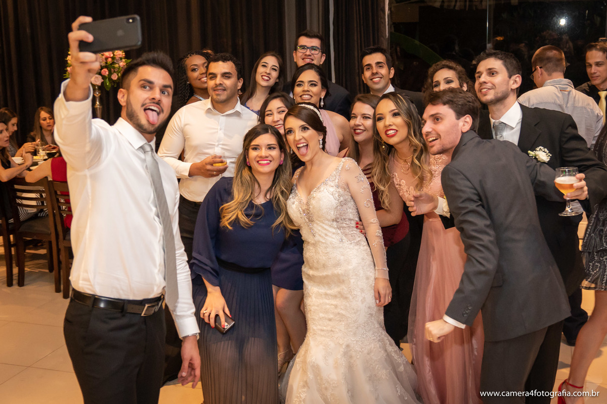 selfie com os noivos na festa de casamento