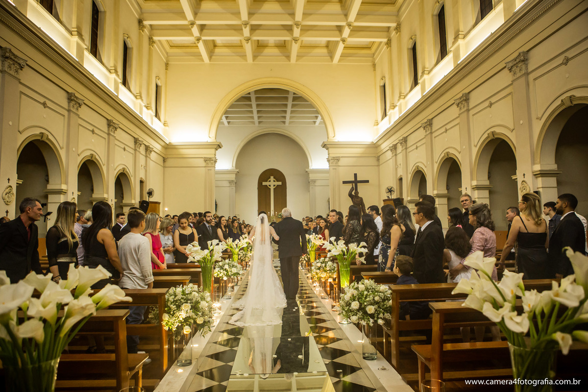 noiva entrando na igreja com o pai