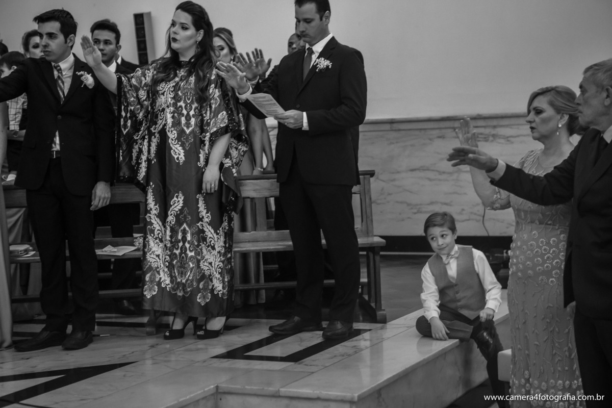 menino olhando a noiva no casamento