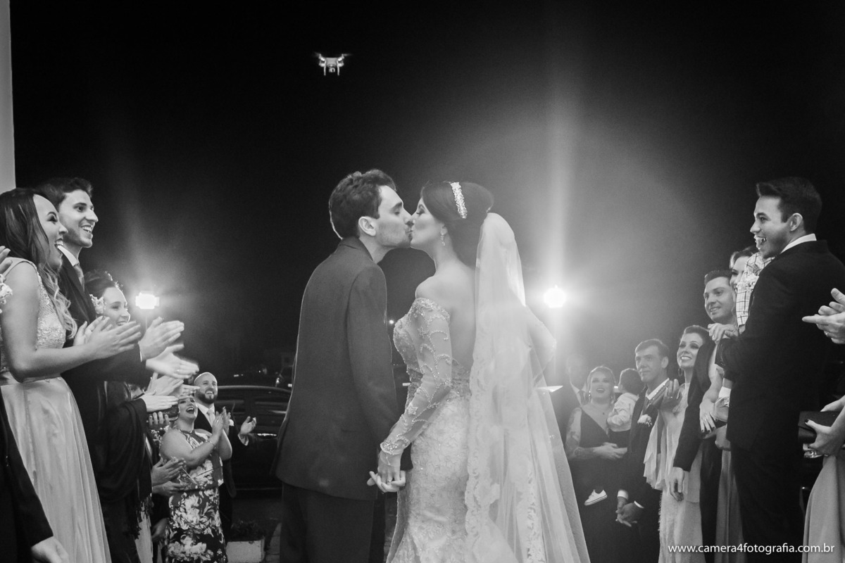 saída dos noivos da igreja no casamento