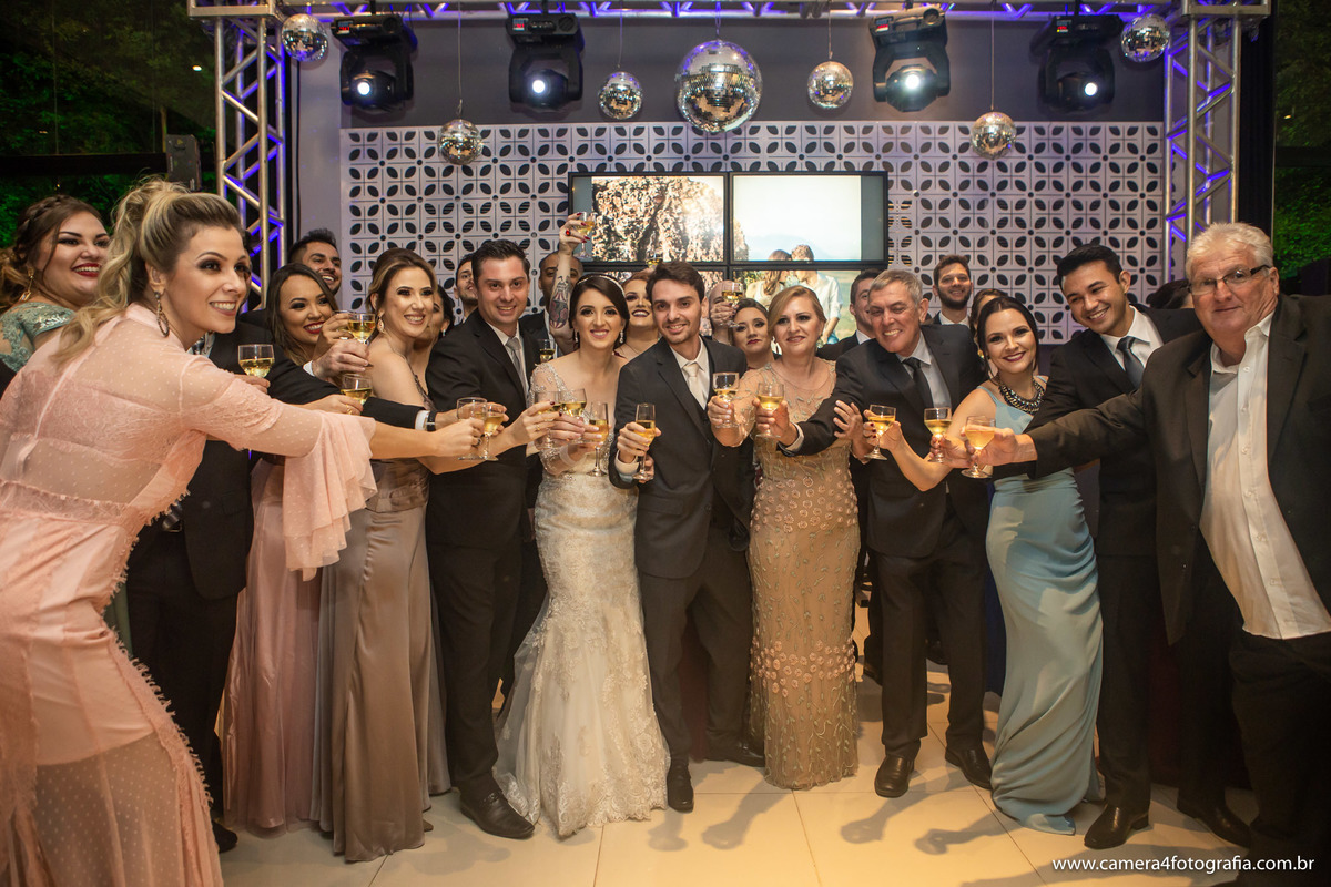 brinde dos padrinhos com os noivos na festa do casamento