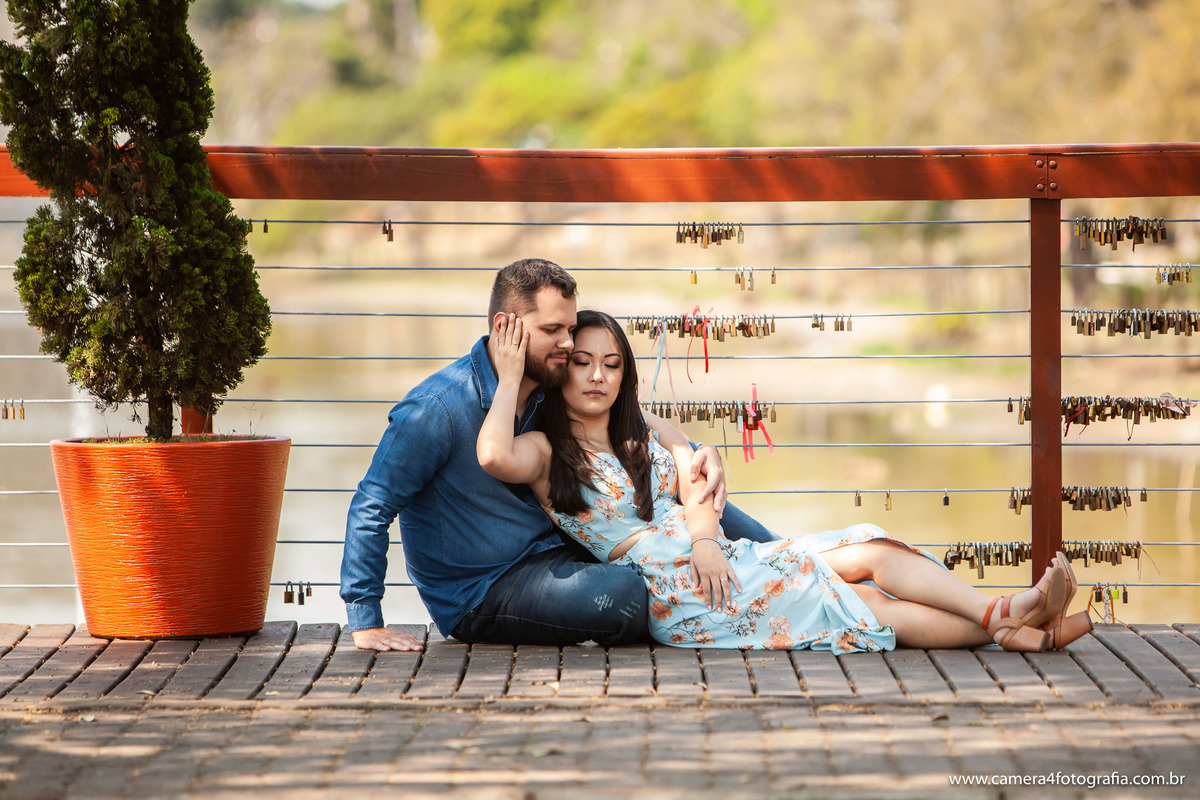 noivos sentados no deck do amor em holambra durante o ensaio pré wedding