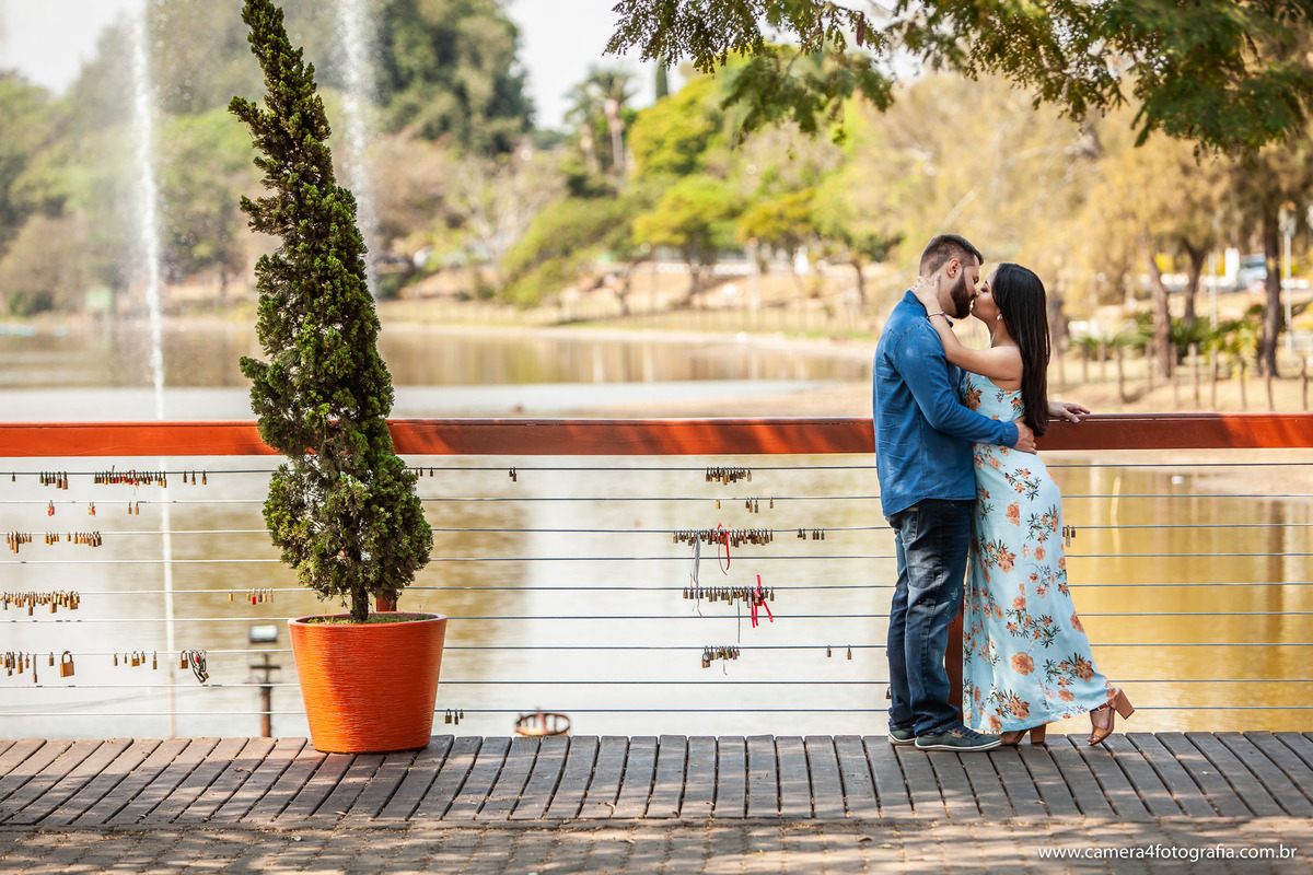 noivos se beijando no deck do amor em holambra