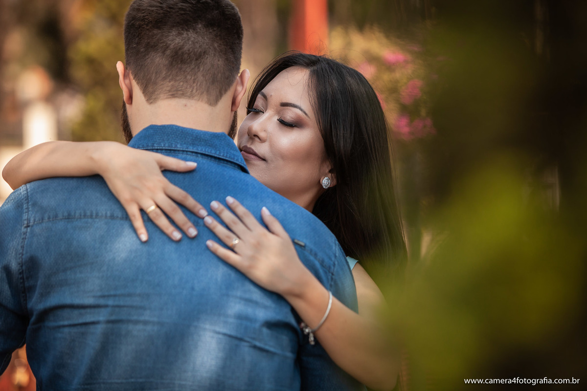 noiva abraçado ao noivo durante o ensaio pré wedding