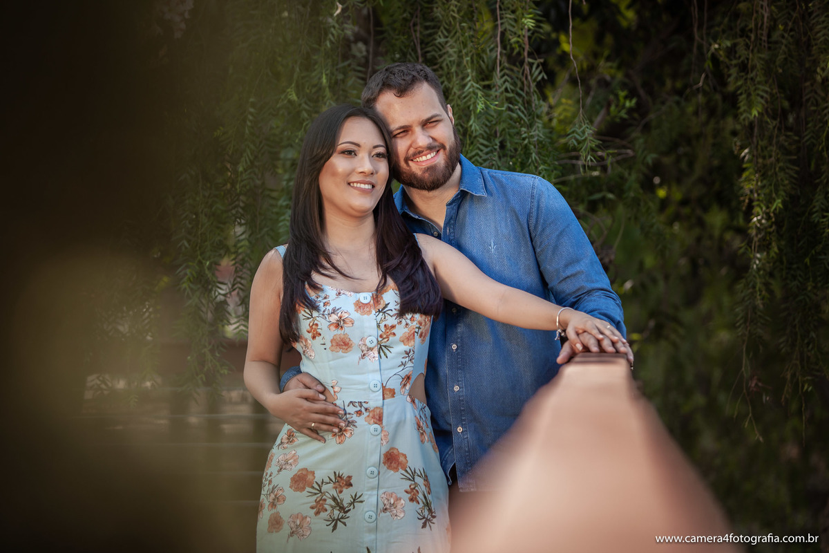 noivos felizes olhando a paisagem em holambra durante o ensaio pré casamento