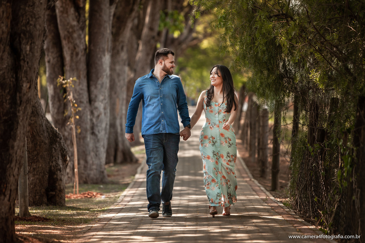 noivos caminhando nas ruas de Holambra durante o ensaio pré wedding