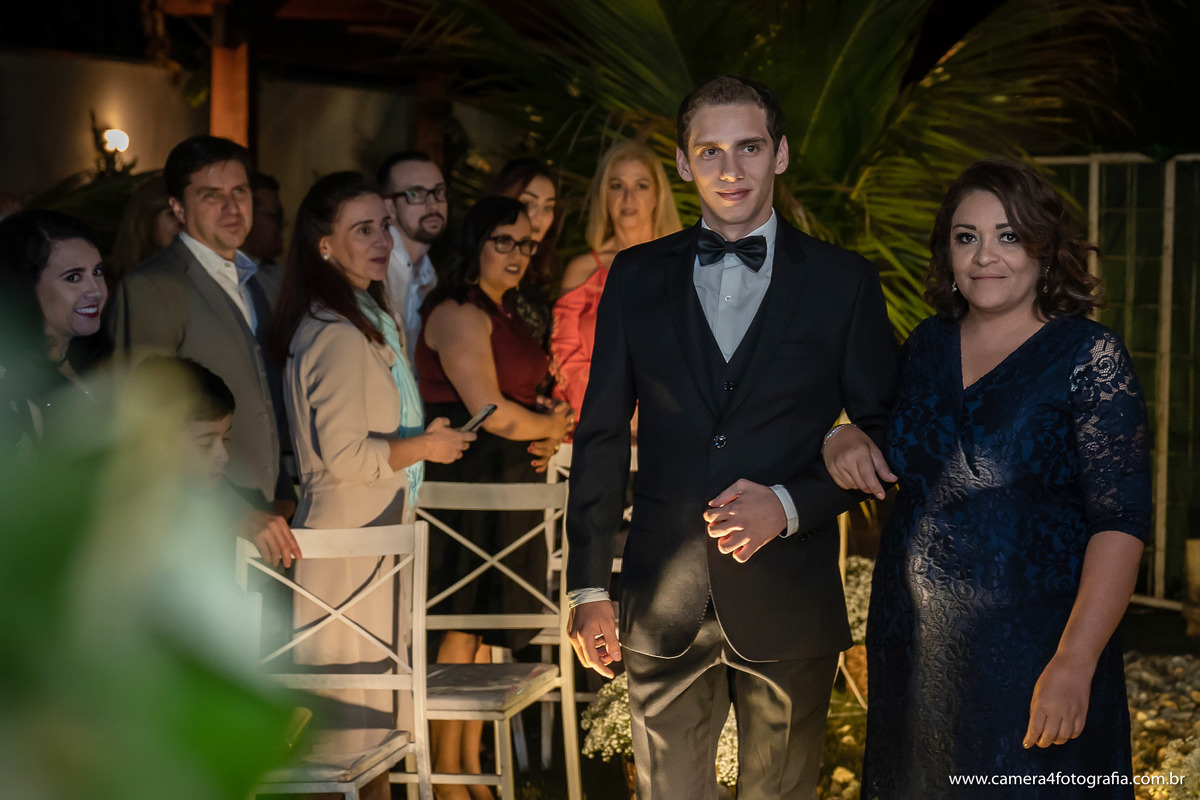 entrada do noivo com sua mãe na cerimônia do casamento