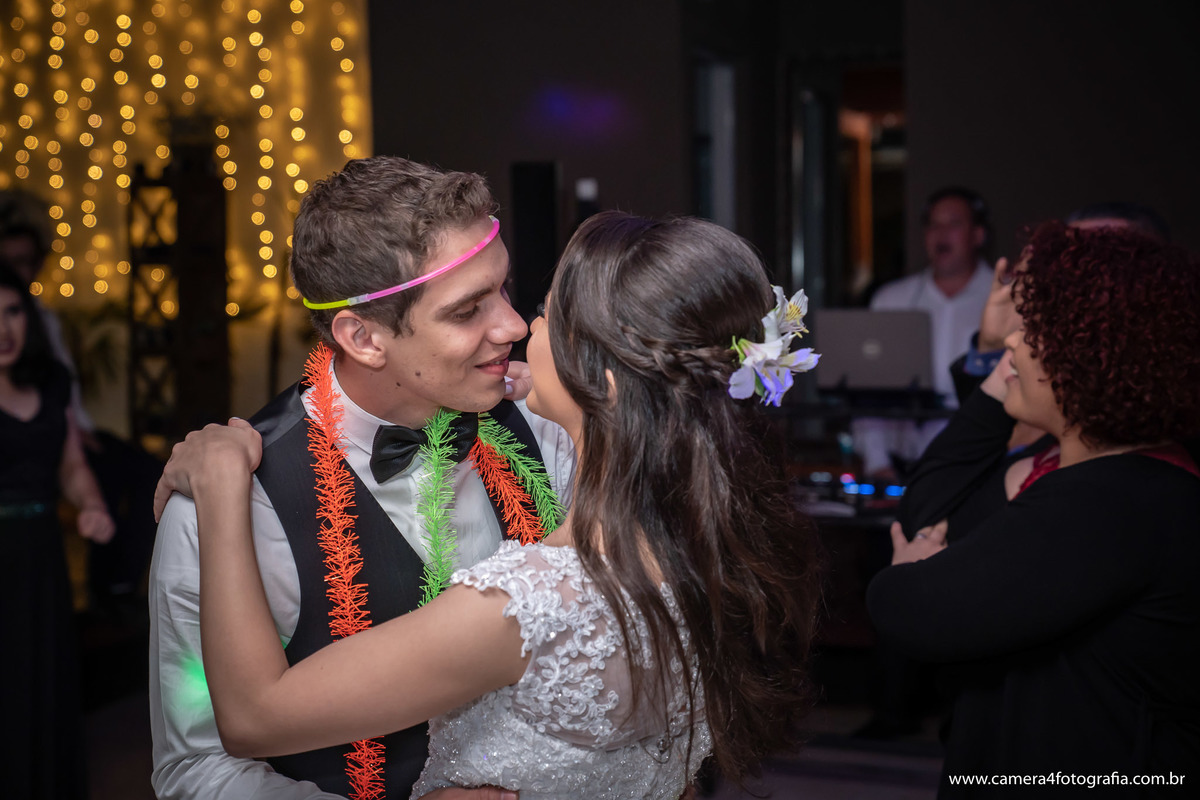 noivos dançando na festa do casamento