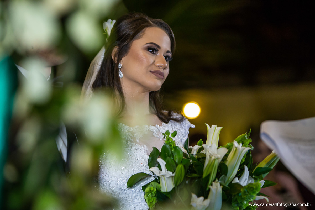 noiva com o buquê na cerimônia do casamento