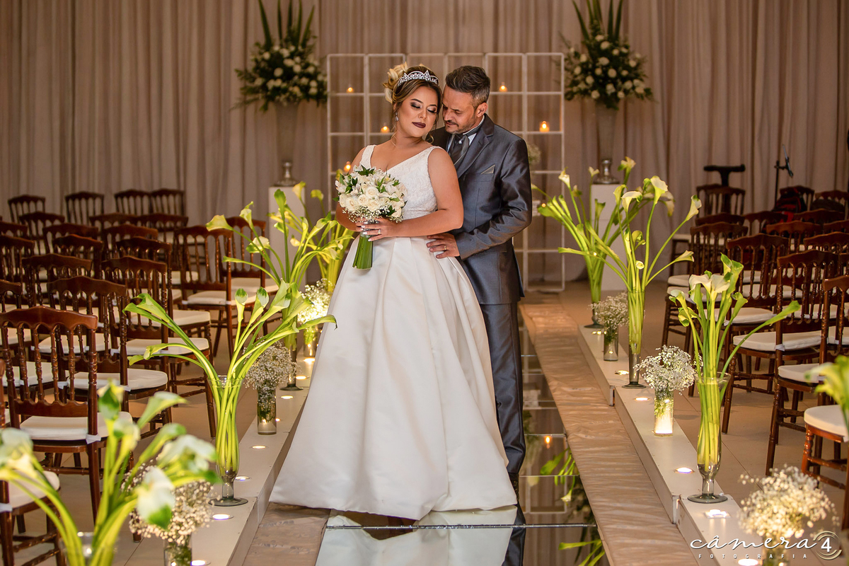 noivos nas fotos após a cerimônia do casamento