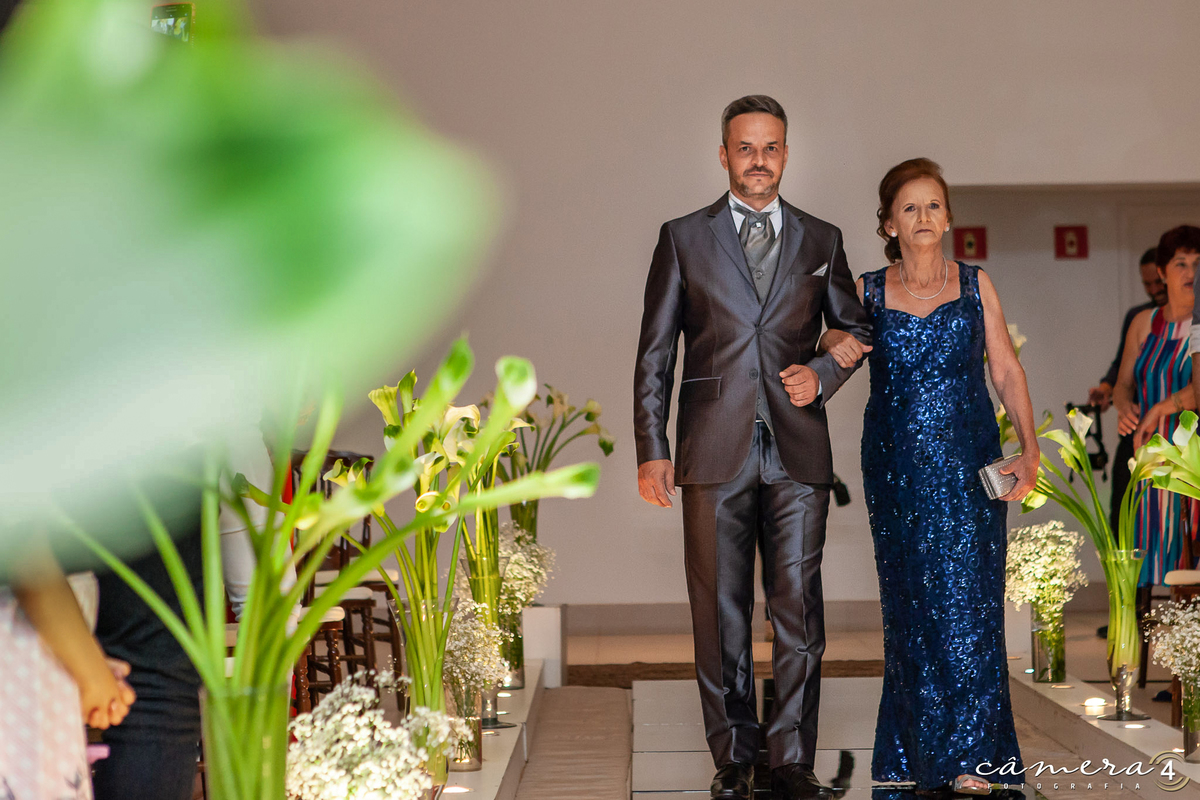 novo entrando com a mãe na cerimônia de casamento