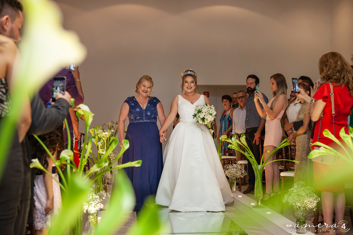nova entrando na igreja para a cerimônia de casamento