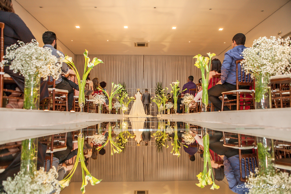 noivos no altar para o casamento