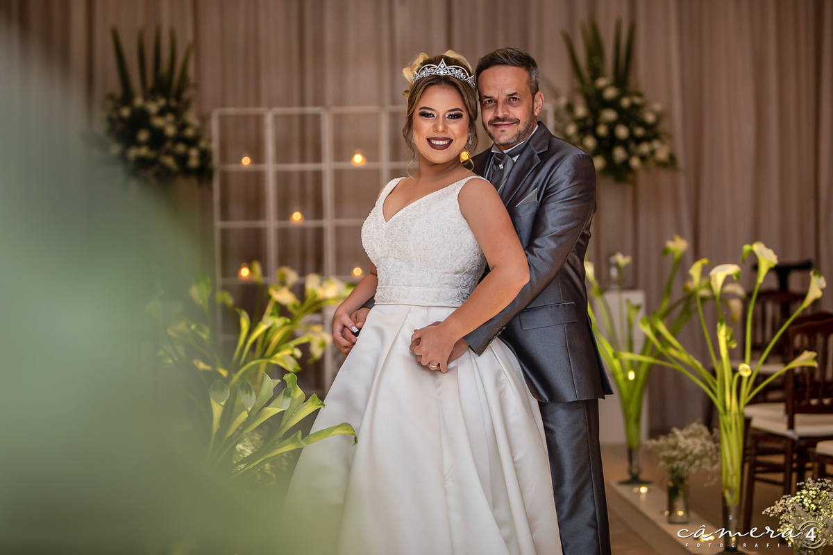 noivos nas fotos após a cerimônia do casamento