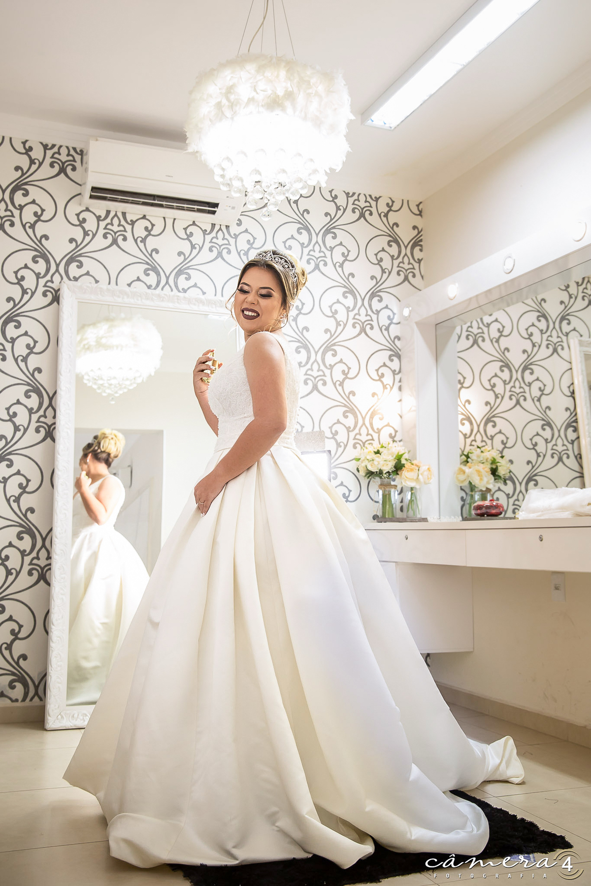 noiva passando o perfurme no making of