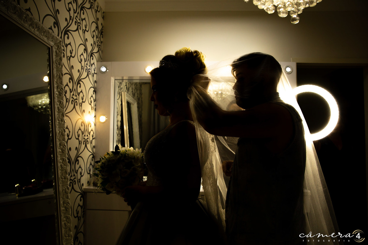 noiva colocando o véu do vestido de casamento