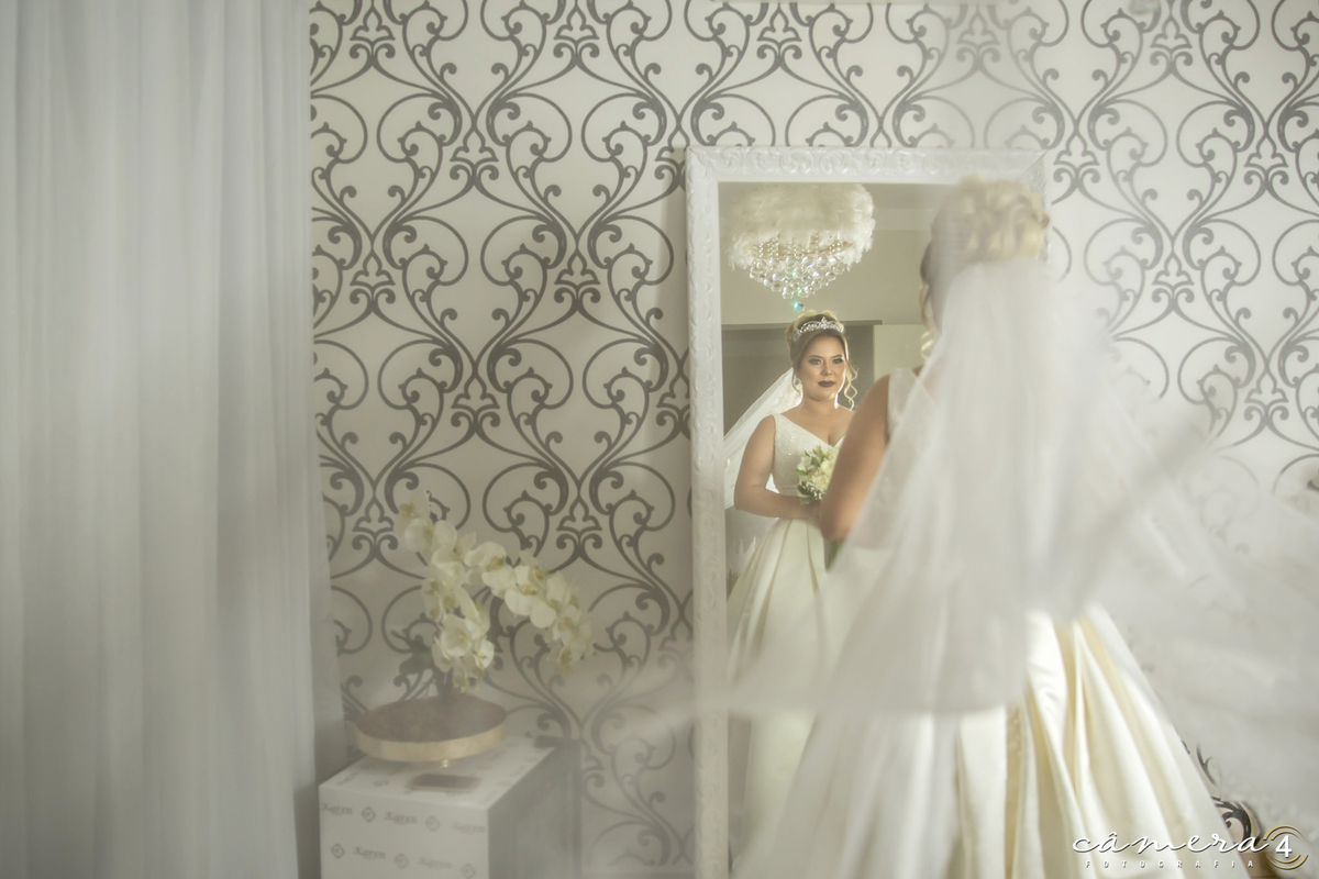 noiva se olhando no espelho no making of do casamento