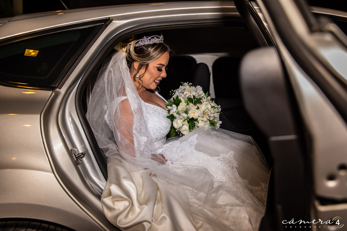 noiva do carro da noiva antes da cerimônia