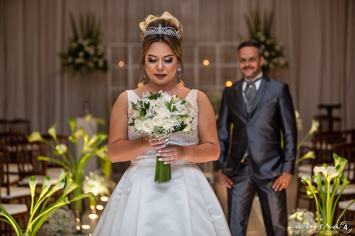 noiva com o bouquê do casamento