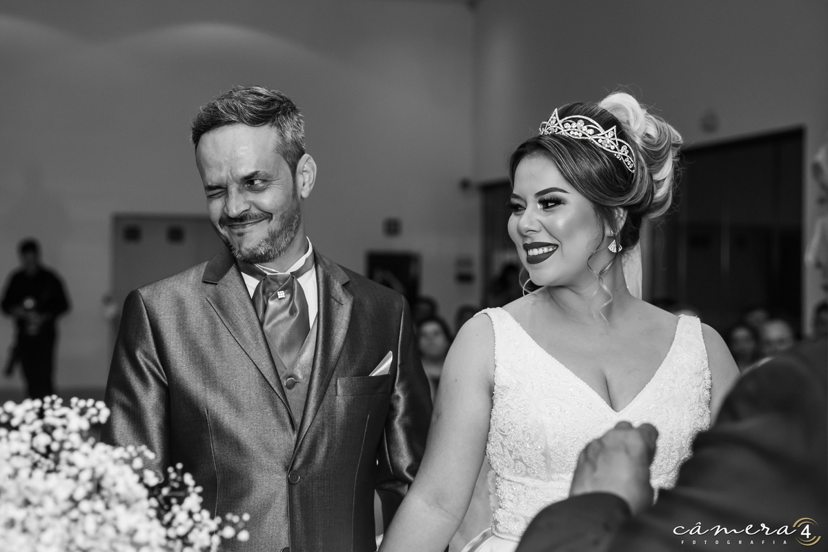 noivos rindo durante a cerimônia de casamento