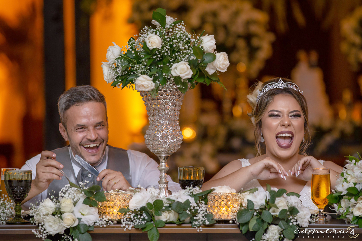 noivos felizes na festa do casamento