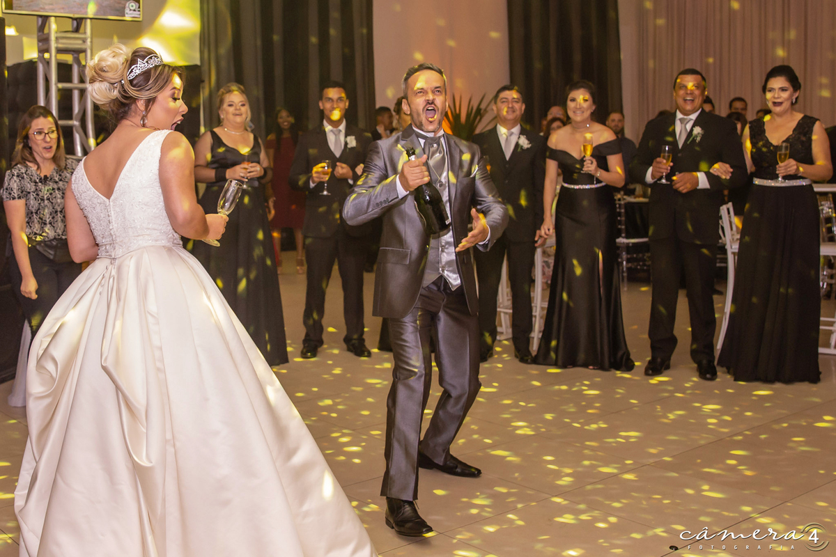 noivo abrindo a champgne do casamento