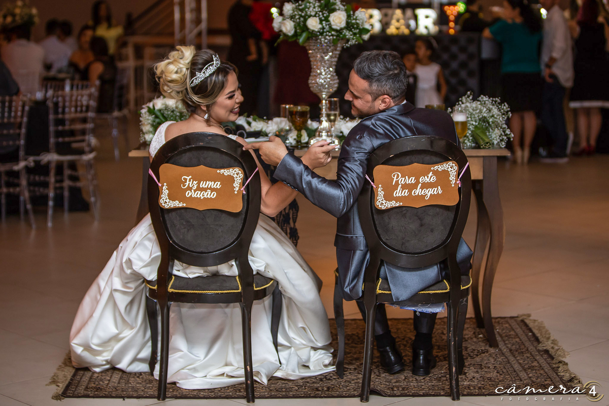 noivos na mesa dos noivos