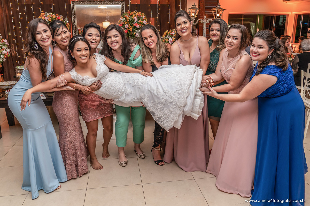 madrinhas segurando a noiva para foto