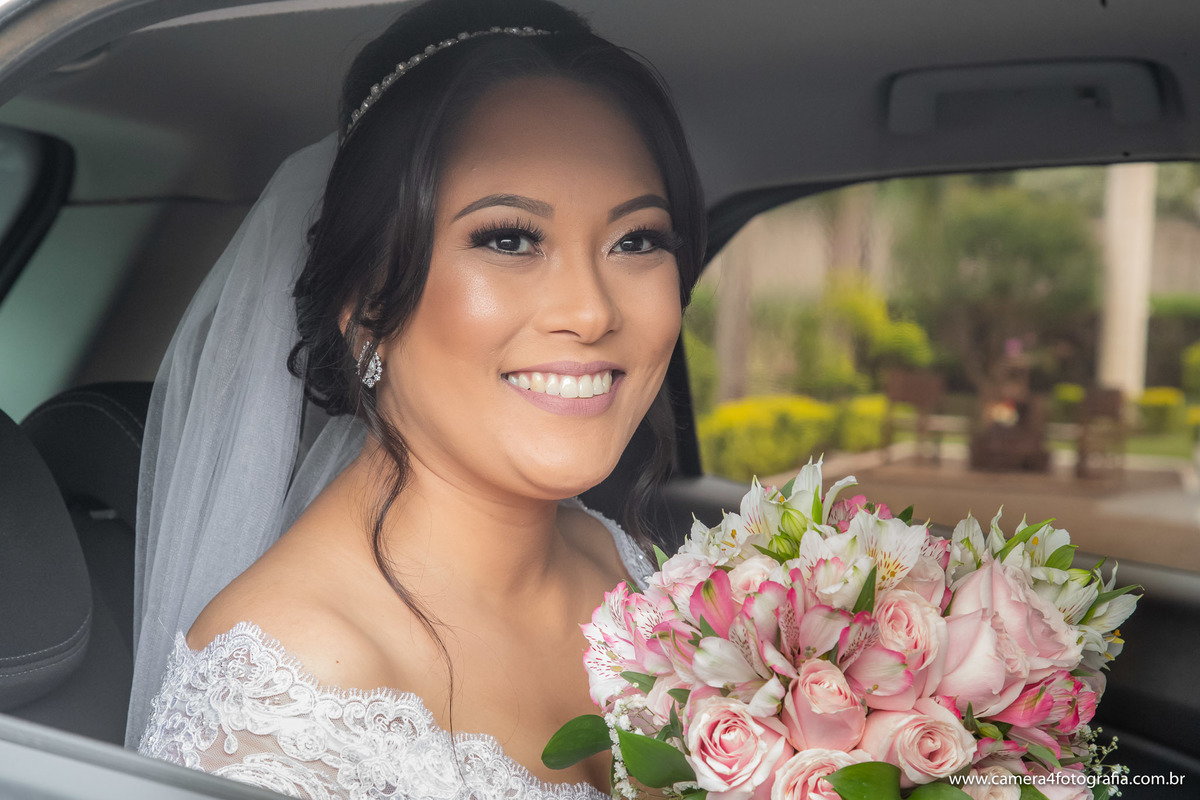 noiva no carro antes de entrar para a cerimônia de casamento