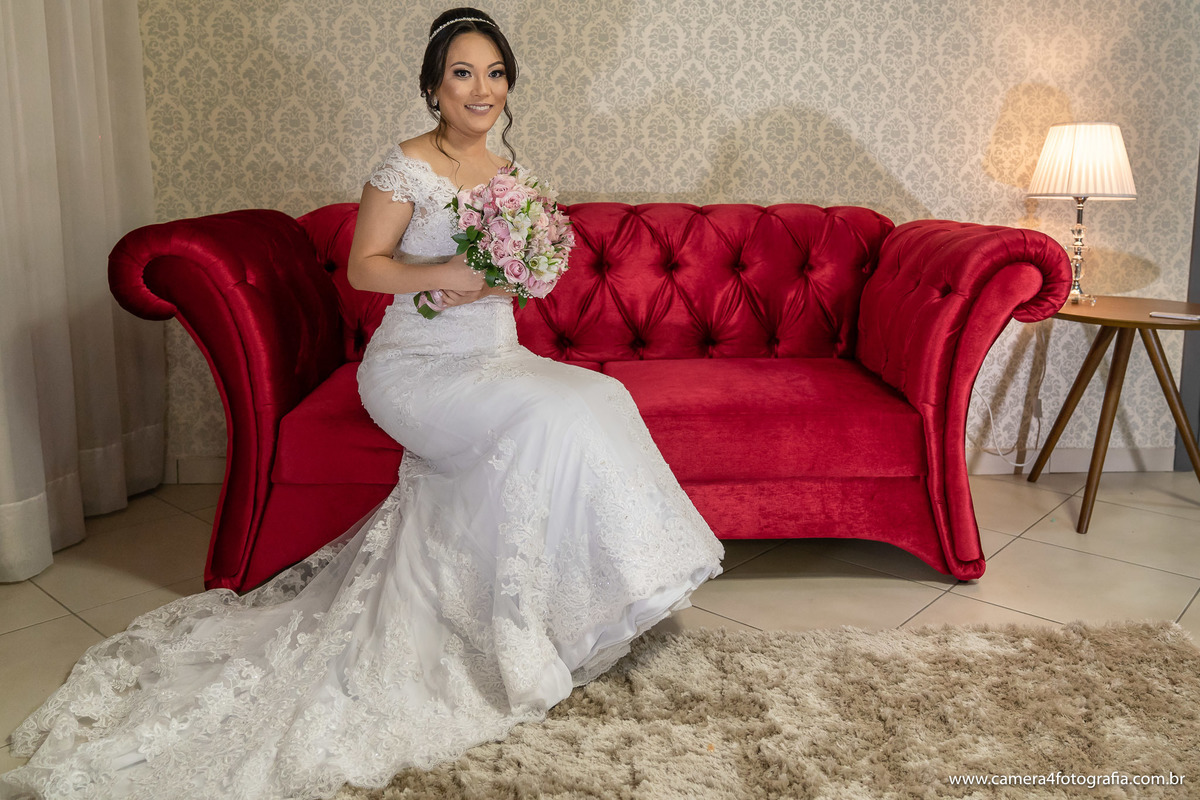 noiva sentada para foto durante o making of