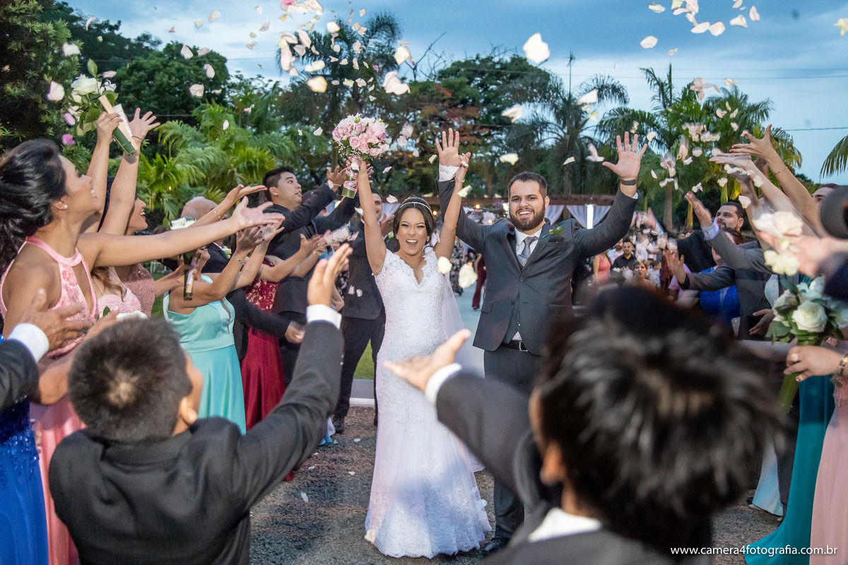 saída dos noivos após o casamento