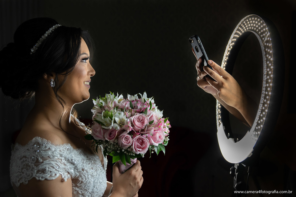 noiva sendo fotografada com o bouquê