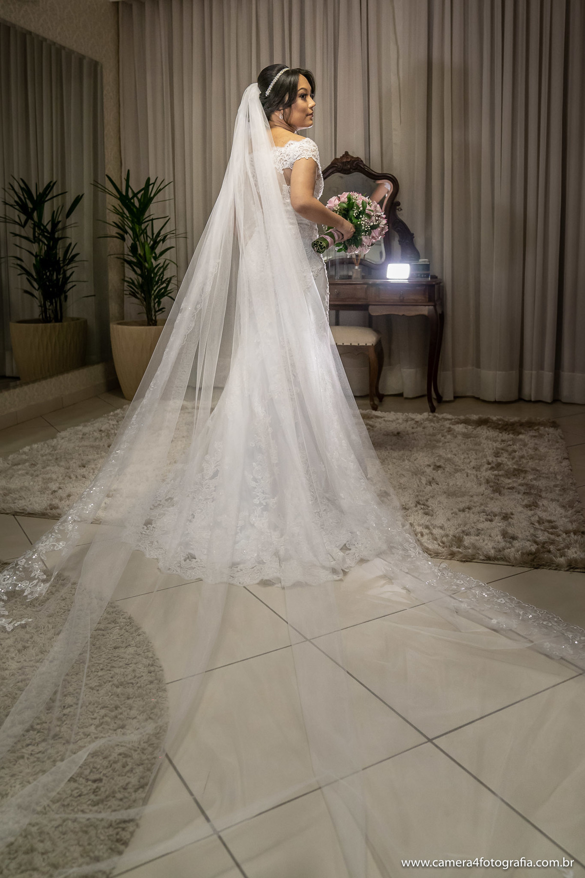 noiva pronta para o casamento com seu vestido