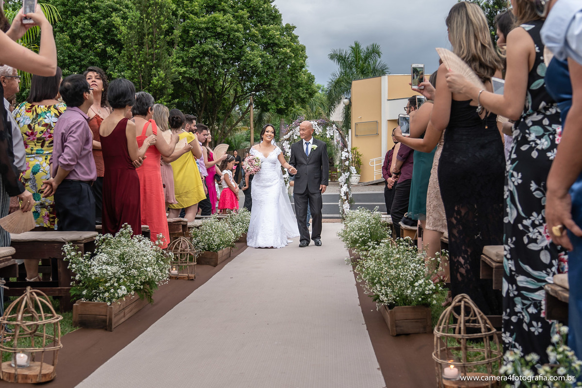 noiva entrando para a cerimônia do casamento