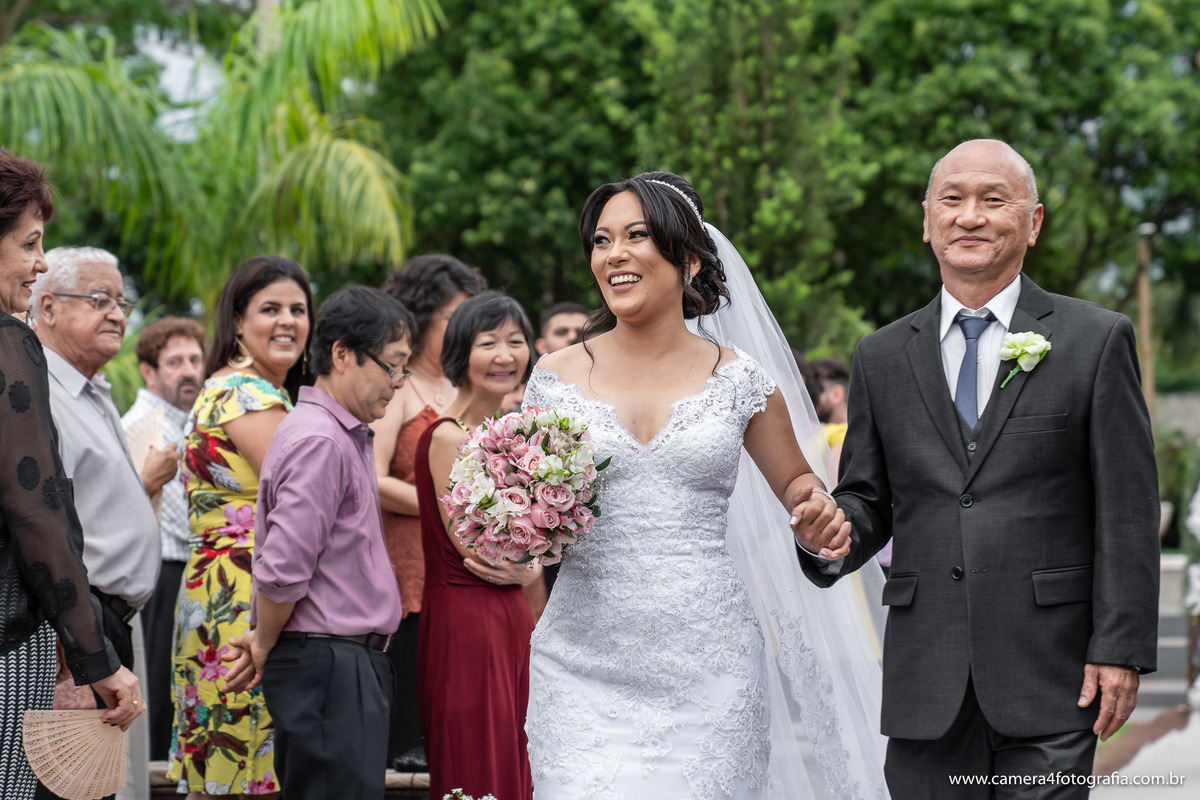 noiva entrando com o pai na cerimônia do casamento