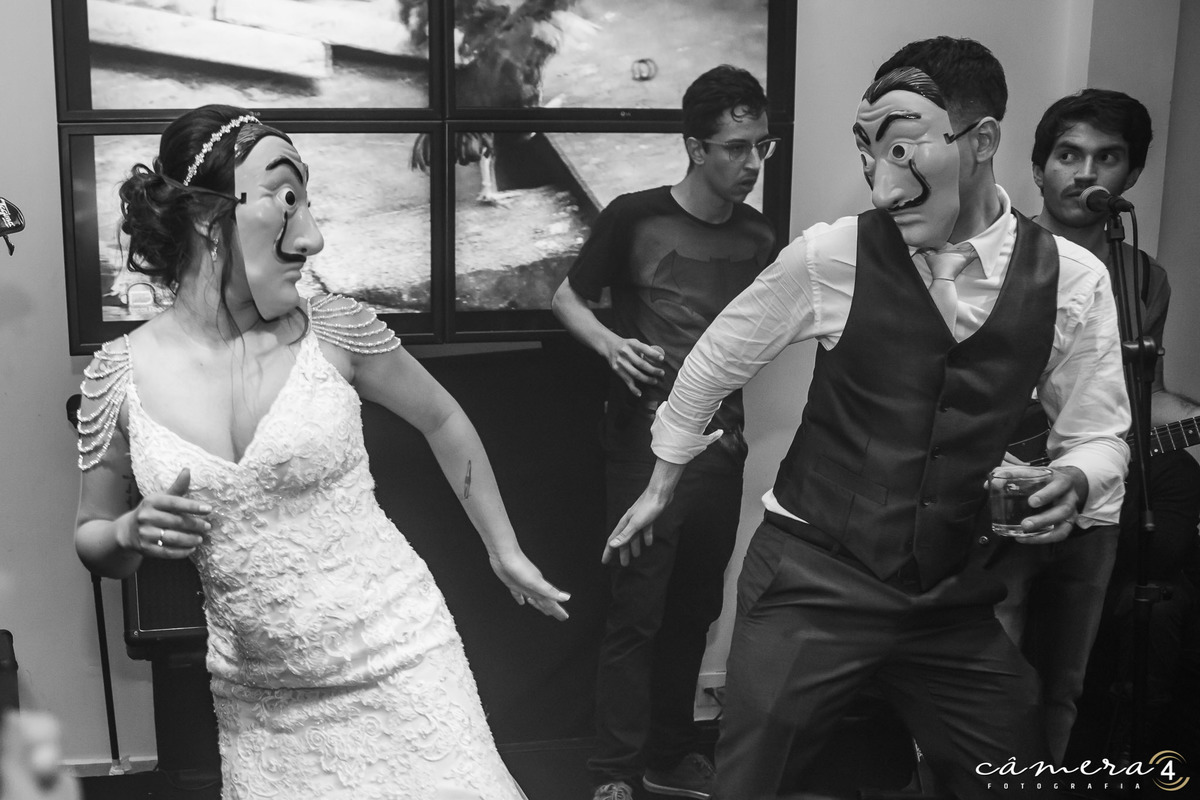 noivos dançando durante a festa do casamento