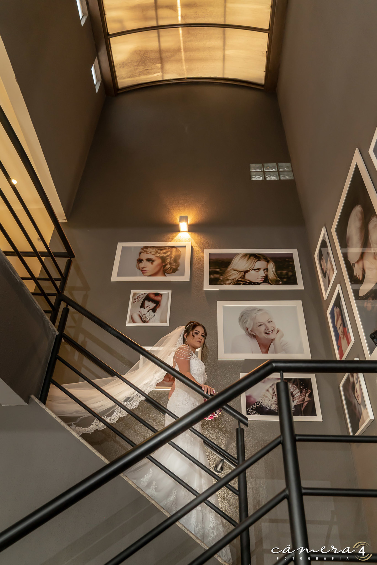 noiva na escada indo para a igreja
