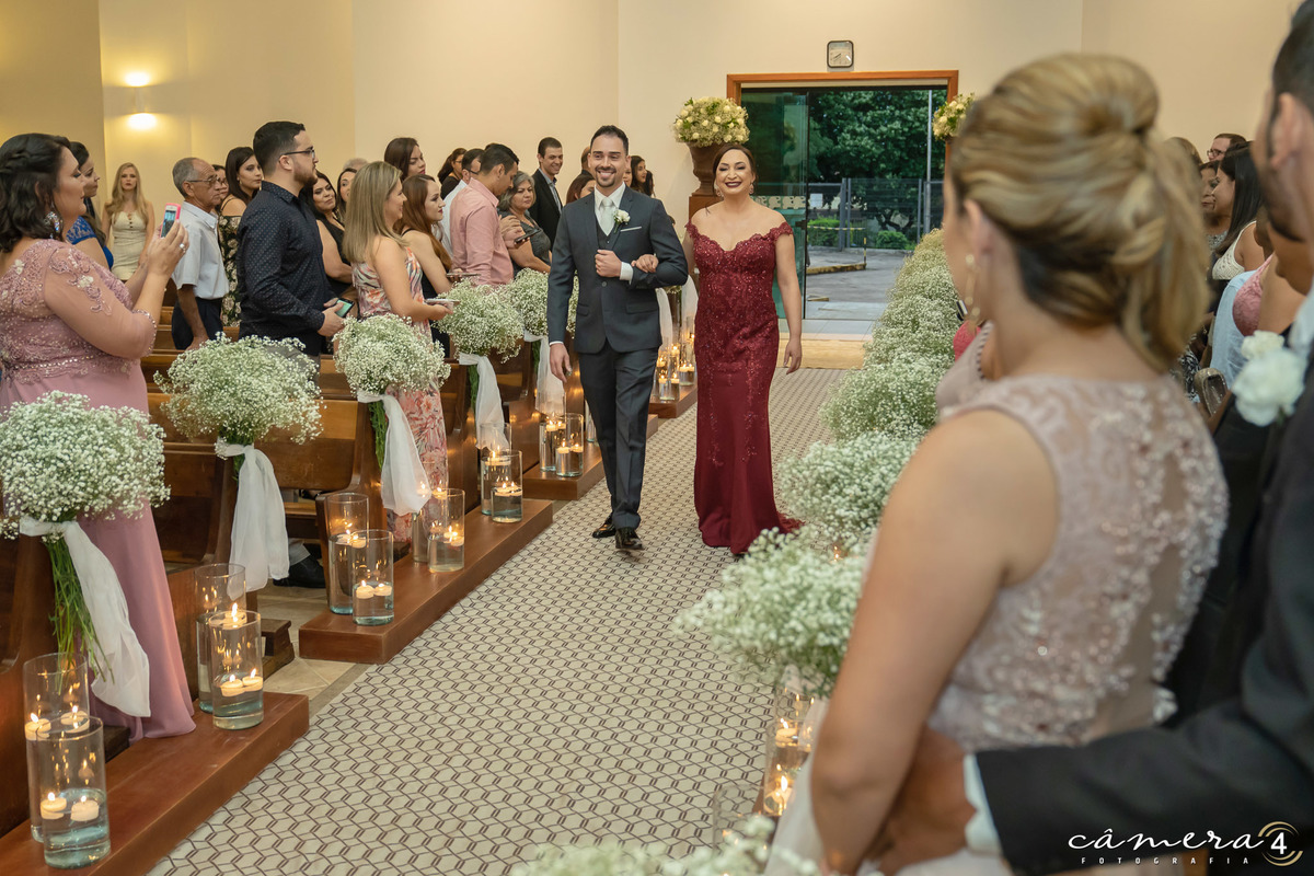 noivo entrando na igreja no casamento