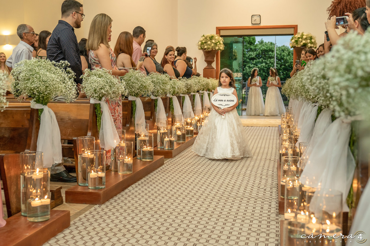 daminha de honra entrando na igreja